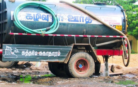 பள்ளிக்கரணை சதுப்பு நிலத்திற்குள் கழிவு நீரைக் கொட்டும் அக்கிரமம். பள்ளிக்கரணை சதுப்பு நிலத்திற்குள் கழிவு நீரைக் கொட்டும் அக்கிரமம்.