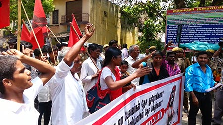தருமபுரி ஆர்ப்பாட்டத்தில் கலந்து கொண்ட பெண்களும் குழந்தைகளும்