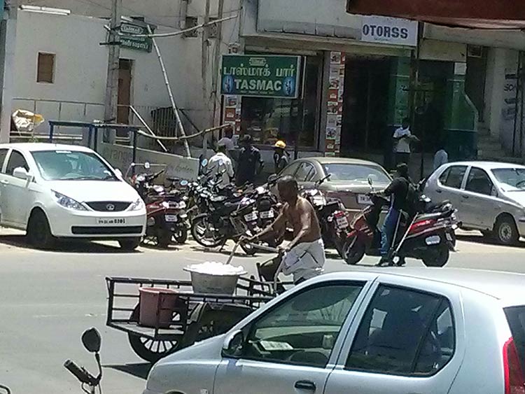 காஞ்சிபுரத்தில் டாஸ்மாக் கடை முன்பு விற்பனை