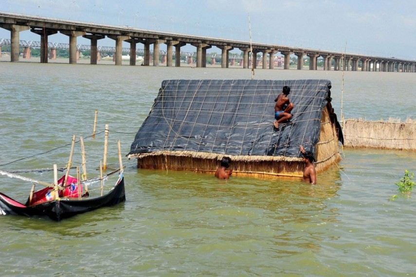 கங்கை மற்றும் யமுனை நதிகளில் நீர்வரத்து அதிகரித்ததால் அலகாபாத்தில் வெள்ளத்தில் மூழ்கிய குடிசைகள்