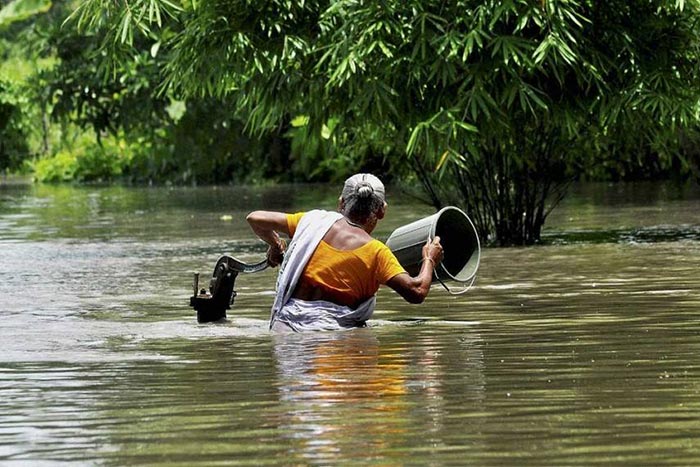 வெள்ளத்திலும் குடிக்க நீர் இல்லை!