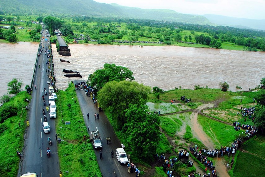சாவித்திரி நதியில் ஏற்பட்ட வெள்ளப்பெருக்கால் மகாராஷ்டிரா, மும்பைக்கு தெற்கே மாகாத்தில் உள்ள இரண்டு பாலங்களில் ஒன்று சரிந்தது.