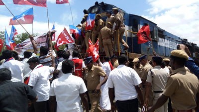 cauvery-issue-dharmapuri-rail-roko-agitation-6