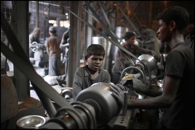 ஆலை உற்பத்தியில் குழந்தைத் தொழிலாளர்கள்: இளமையை உறிஞ்சி, உழைப்பைச் சுரண்டி