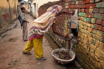 2011-ஆம் ஆண்டு எடுக்கப்பட்ட மக்கள்தொகை கணக்கெடுப்பு, "இந்தியாவில் 26 இலட்சம் உலர் கழிப்பிடங்கள் இருப்பதையும், அதில் கிட்டதட்ட எட்டு இலட்சம் கழிப்பிடங்கள் மனிதர்களைக் கொண்டு சுத்தம் செய்யப்படுவதையும், நாடெங்கும் 1,80,657 மலம் அள்ளும் தொழிலாளர் குடும்பங்கள் இருப்பதையும், இவர்களுள் 98 சதவீதப் பேர் தாழ்த்தப்பட்ட சாதியைச் சேர்ந்த பெண்கள் என்பதையும்'' பதிவு செய்தது.