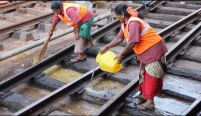 கையால் மலம் அள்ளும் அடிமைத் தொழிலை இன்னமும் பகிரங்கமாக நடைமுறைப்படுத்தி வருகிறது இந்திய ரயில்வே துறை.