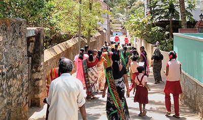 டாஸ்மாக் கடை முற்றுகையிட திரளும் மக்கள்