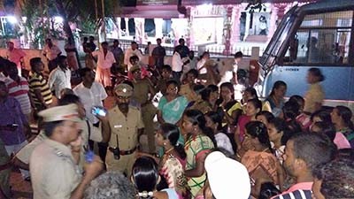 மண்டபத்திற்கு வெளியே திரண்ட பொதுமக்கள்