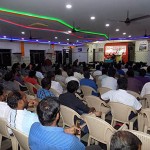 கருத்தரங்கை கவனிக்கும் மக்கள்