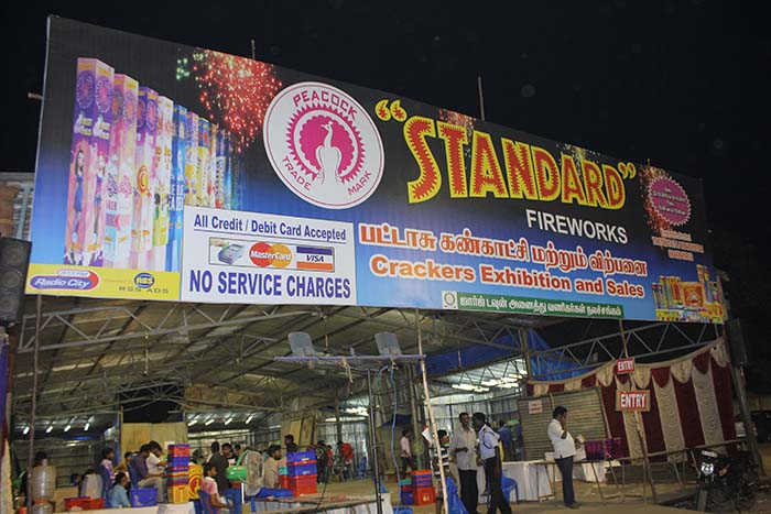 தீபவளியை முன்னிட்டு சென்னை நந்தம்பாக்கத்தில் சிவகாசி பட்டாசு நிறுவனம் ஒன்று அமைத்திருந்த கடையின் முகப்பு