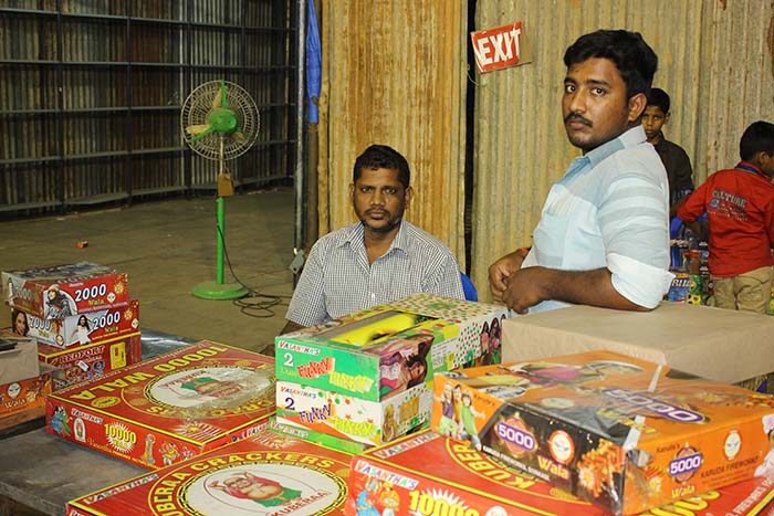 சிவகாசி தொழிலாளி ராஜன் (அமர்ந்திருப்பவர்). - வினவு புகைப்படம்