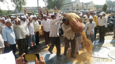 கூட்டுறவு வங்கிகளில் பண பரிமாற்றத்திற்கு விதிக்கப்பட்ட தடையைக் கண்டித்து குஜராத் மாநில விவசாயிகள் சூரத் நகரில் நெல்லை தெருவில் கொட்டி நடத்திய ஆர்ப்பாட்டம்.