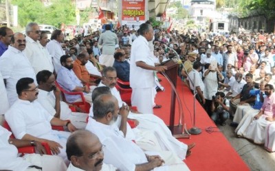 மாவட்ட மற்றும் தொடக்க வேளாண் கூட்டுறவு சங்கங்களை முடக்கிய மோடி அரசின் தடையுத்தரவைக் கண்டித்து கேரள மாநில முதல்வர் பினாரயி விஜயன் தலைமையில் அம்மாநிலத் தலைநகர் திருவனந்தபுரத்தில் உள்ள ரிசர்வ் வங்கிக் கிளையின் முன்பு நடந்த ஆர்ப்பாட்டம்.
