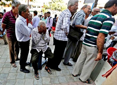 people-outisde-banks-in-queue