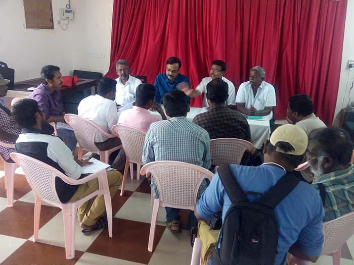 மதுரை வழக்கறிஞர்களின் உண்மை அறியும் குழுவினர், அறிக்கையை வெளியிடுகின்றனர்.