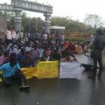 கொட்டும் மழையில் மாணவார்கள் போராட்டம்