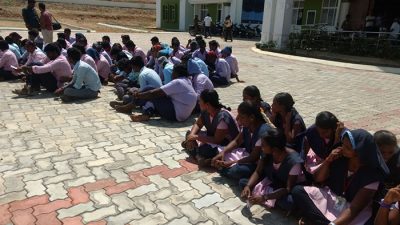 முதலில் போராட்டத்தில் கலந்து கொள்ளாத மாணவர்களும், மாணவிகளும் வகுப்பில் இருந்து முழக்கத்தைக் கேட்டு போராட்டத்திற்குள் இறங்கினர்.