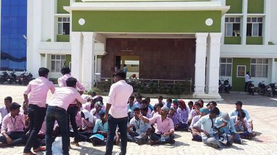  40 பேராசிரியர்கள் இருக்க வேண்டும். ஆனால் தற்போது 15 பேராசிரியர்கள் மட்டுமே உள்ளனர்.