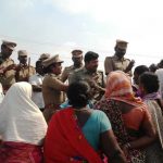 DSP சங்கருடன் வாக்குவாதத்தில் ஈடுபட்ட மக்கள்