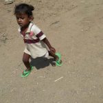 உச்சிவெயிலில்_தண்ணீர்_பிடிக்க_தாய்_தந்தையுடன்_ஓடிவரும்_சிறுவன்