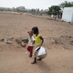 ஒரு_கையில்_குடம்_மறுகையில்_தம்பி_சகிதம்_தண்ணீர்_பிடிக்கச்செல்லும்_குழந்தை2