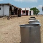 குட்டியின்_மாடுகளுக்காக_குவளைகளில்_குடிதண்ணீர்2