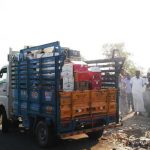 மீதி இருந்த பெட்டிகளை பொறுக்கி எடுத்து செல்லும் காட்சி