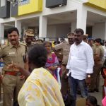 அதிகாரிகளை தன் கேள்விகளால் திணரடிக்கும் பெண்கள்