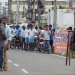 சரக்கு வாங்க காத்திருக்கும் குடிமகன்கள்