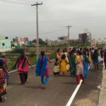 டாஸ்மாக் கடையை முற்றுகையிட செல்லும் பெண்கள்