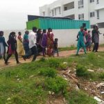 டாஸ்மாக் கடையை முற்றுகையிட செல்லும் பெண்கள் 2