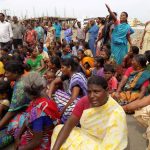 டாஸ்மாக் கடையை மூடும்வரை இங்கிருந்து நகர மாட்டோம்