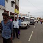 டாஸ்மாக்கை பாதுகாக்க அணிவகுத்து நிற்கும் போலீசு வாகனங்கள்