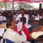 01 கூட்டத்தில் துண்டறிக்கை கொடுக்கும் தோழர்கள்