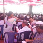 02 கூட்டத்தில் துண்டறிக்கை கொடுக்கும் தோழர்கள்