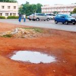 மருத்துவமனை முன்பு குப்பைகள்,தண்ணீர் குட்டை.