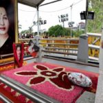 Edappadi-K-Palaniswami-offers-prayers-at-Jayalalithaas-shrine