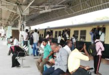 நூறு ரூபா டிக்கெட்டை ஆயிரம் ரூபாய்க்கு விக்கிற மொக்க பீசு ! ஓடும் ரயிலில் ரஜினிக்கு செருப்படி !