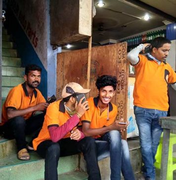 Swiggy டெலிவரி பாய்ஸ் – பசியாற்றப் பறக்கும் இளைஞர்கள் !