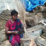 துடைப்பம் பின்னும் தொழிலாளிகள்