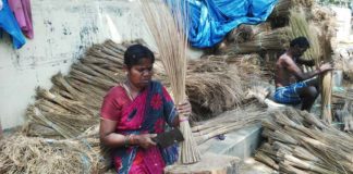 துடைப்பம் பின்னும் தொழிலாளிகள்