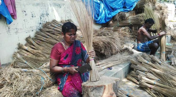 துடைப்பம் பின்னும் தொழிலாளிகள்