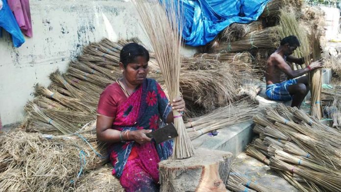 துடைப்பம் பின்னும் தொழிலாளிகள்