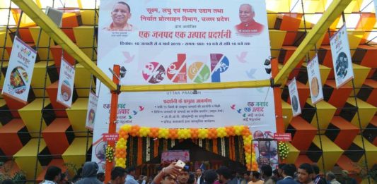 கும்பமேளாவில் கொலு பொம்மைகளோடு மோடியின் மேக் இன் இந்தியா கண்காட்சி ! படங்கள் !