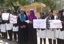 பொள்ளாச்சி கொடூரம் : தெருவில் நிறுத்தி தண்டனை கொடு ! தீவிரமடையும் மாணவர் போராட்டம் !!