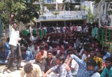 தேர்வு எழுத அனுமதி மறுக்காதே | மாணவர்களுக்கு கல்வி உதவித் தொகை உடனே வழங்கு | மாணவர் போராட்டம்
