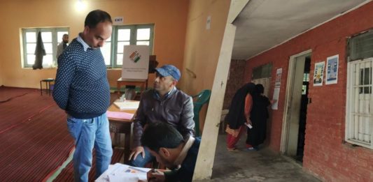 காஷ்மீரில் வெறிச்சோடிய வாக்குச்சாவடிகள் ! | படக்கட்டுரை