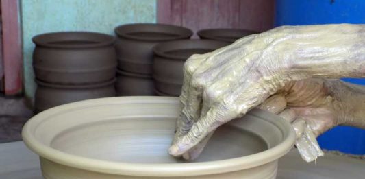 பதமிழந்த களிமண் : ஒரு மட்பாண்ட தொழிலாளியின் கதை | படக்கட்டுரை