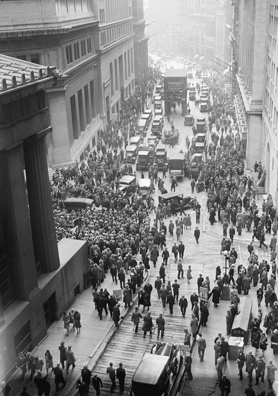 Crowd_outside_nyse-1929-crash