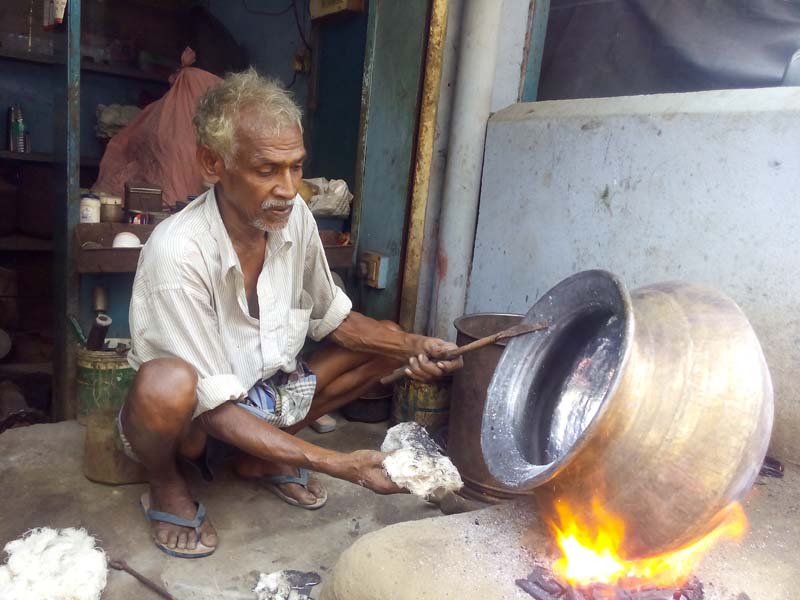 copper vessel polishing workers photos (3)